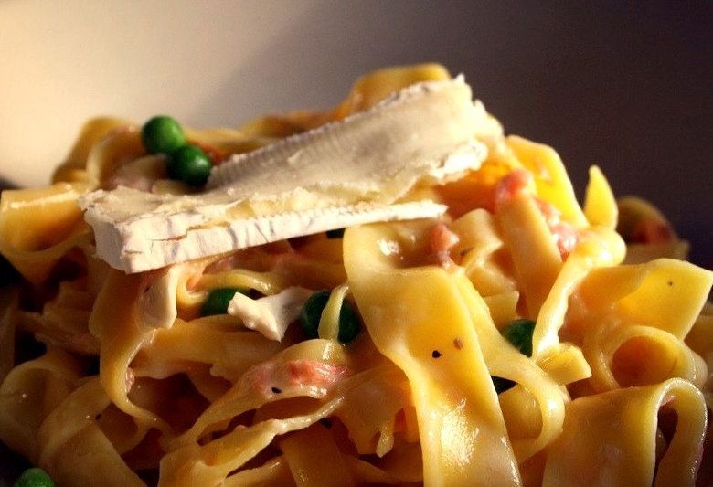 Pappardelle with brie, smoked salmon and peas. (by RonjaNilsson)
