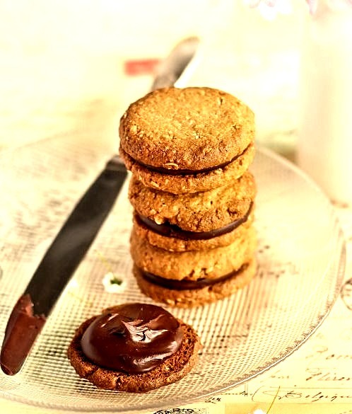 Recipe: Oat Cookies with Coconut Milk Chocolate Ganache